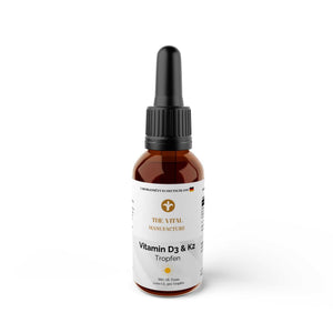 Vitamin D3 + K2 Tropfen in brauner Glasflasche mit schwarzem Tropfverschluss und weißem Etikett mit goldener Schrift